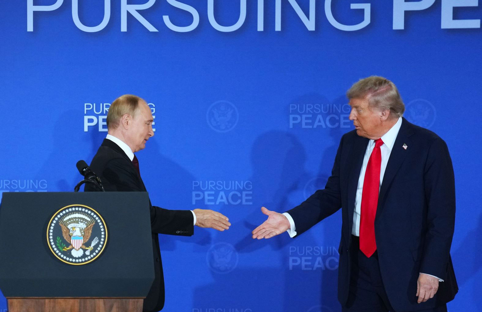 Việc theo dõi sát sao hội nghị thượng đỉnh Mỹ - Nga hé lộ tính toán chiến lược của Bắc Kinh (trong ảnh: Tổng thống Mỹ Trump, phải, và Tổng thống Nga Putin trong cuộc họp báo chung tại Căn cứ Elmendorf-Richardson ở Anchorage, bang Alaska, Mỹ, ngày 15/8/2025). Ảnh: THX/TTXVN