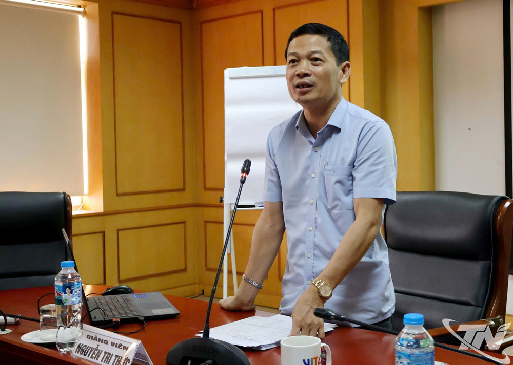 TS Nguyễn Tri Thức, Giám đốc Trung tâm Chuyên đề và Truyền thông - phát hành, Tạp chí Cộng sản truyền đạt các nội dung khóa học.