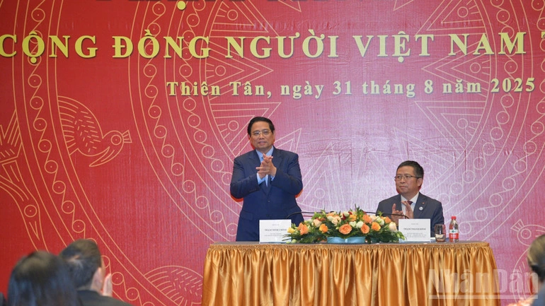 Thủ tướng Phạm Minh Chính ân cần thăm hỏi, nói chuyện thân mật với bà con cộng đồng người Việt Nam ở Trung Quốc. (Ảnh: THANH GIANG)