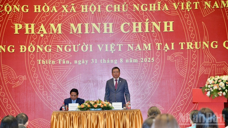 Đại sứ Việt Nam tại Trung Quốc Phạm Thanh Bình phát biểu ý kiến tại cuộc gặp gỡ. (Ảnh: THANH GIANG)