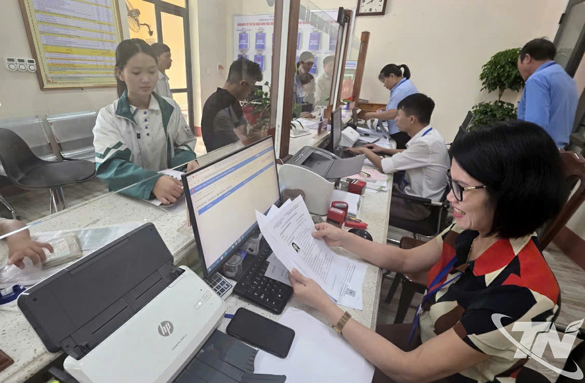 Người dân thực hiện các Thủ tục hành chính về chứng thực và hộ tịch.