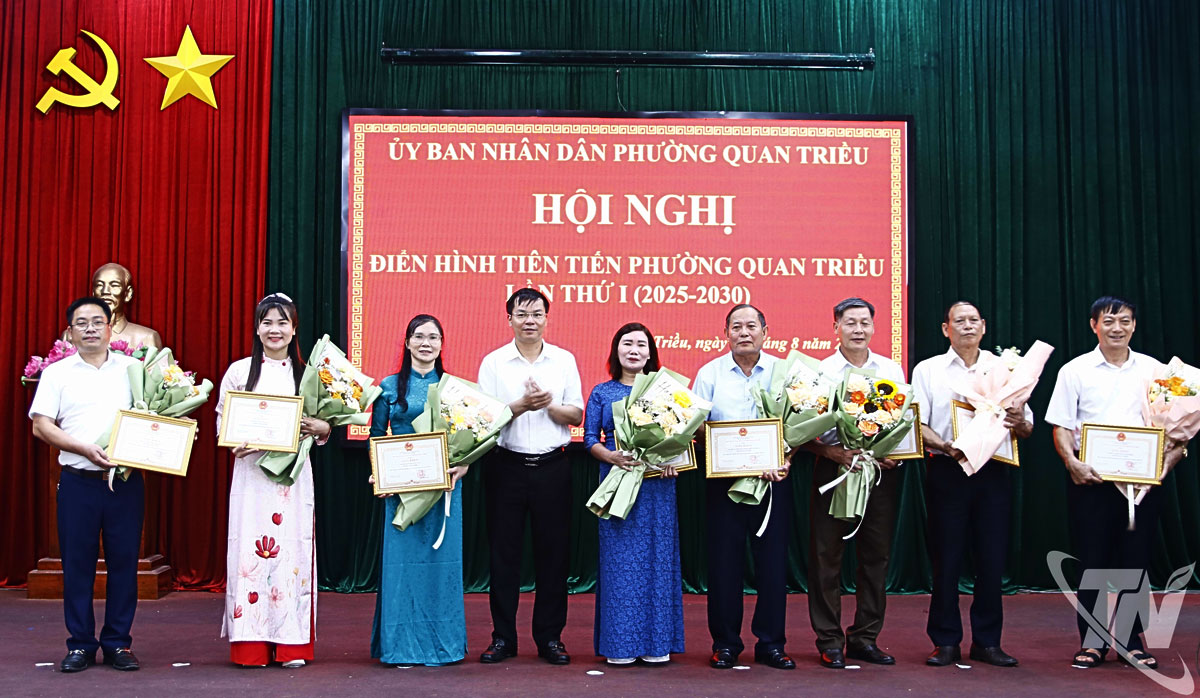 Chủ tịch UBND phường Quan Triều trao Giấy khen tặng các tập thể, cá nhân có thành tích xuất sắc.