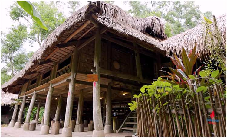 Nhà sàn ở làng Thái Hải.