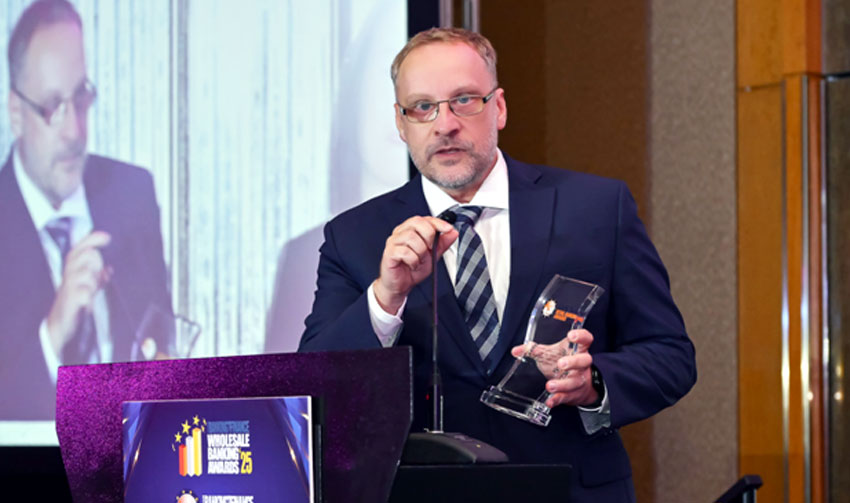  Ông Leos Gregor - Giám đốc Quản lý Rủi ro Home Credit Việt Nam phát biểu khi nhận giải thưởng. Ảnh: Home Credit 