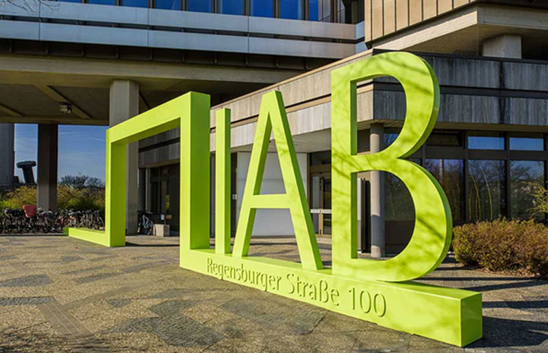 80% học viên tốt nghiệp chương trình đào tạo nghề được chính nơi đào tạo tiếp nhận vào làm việc (Theo báo cáo của IAB).