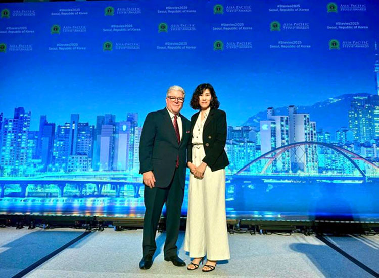 Chị Đỗ Thị Ngân và ông Michael Gallagher - Chủ tịch, người sáng lập Giải thưởng Stevie Awards.