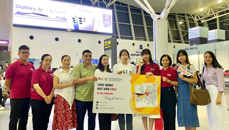 Học viên Đỗ Trúc Quỳnh cùng người thân và thầy cô VGEC.