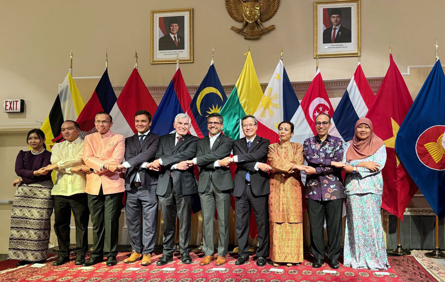 Các đại sứ ASEAN chụp ảnh chung với đại diện chính phủ và nghị viện Canada.