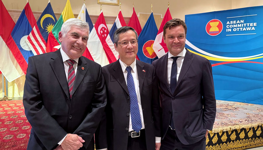 Đại sứ Việt Nam Phạm Vinh Quang (giữa) chụp ảnh lưu niệm với hai nghị sĩ đồng Chủ tịch nhóm nghị sĩ hữu nghị Canada-ASEAN.