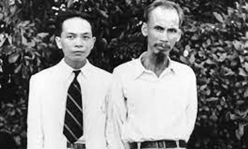 Lãnh tụ Hồ Chí Minh và đồng chí Võ Nguyên Giáp tại Khu giải phóng, năm 1945. Ảnh tư liệu