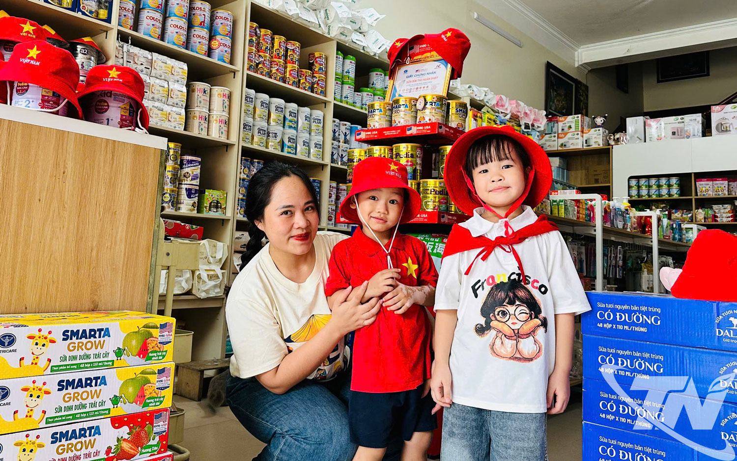 Niềm vui của các em nhỏ khi nhận món quà là chiếc mũ sao vàng