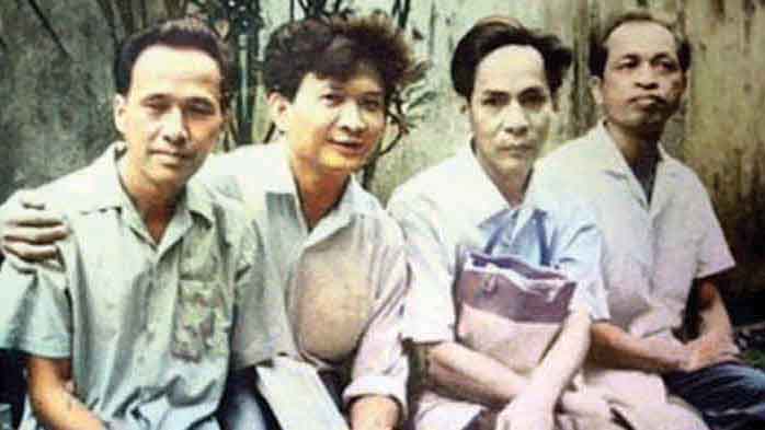 Nhà thơ Nông Quốc Chấn (ngoài cùng bên trái) cùng các nhà thơ Chế Lan Viên, Tế Hanh, Hoàng Trung Thông. Ảnh: Tư liệu