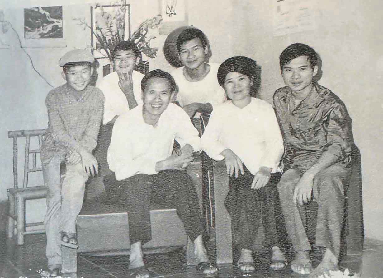 Gia đình nhà thơ Nông Quốc Chấn.