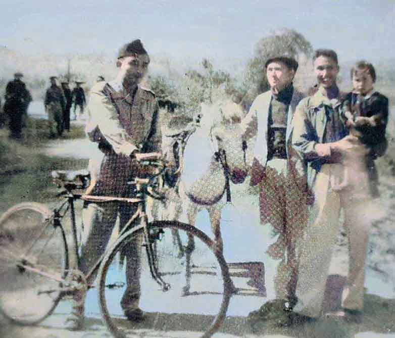 Nhà thơ Nông Quốc Chấn (thứ 3 từ phải sang), Trưởng Ty Thông tin Bắc Kạn (ảnh chụp tại thị xã Bắc Kạn năm 1949). Ảnh tư liệu