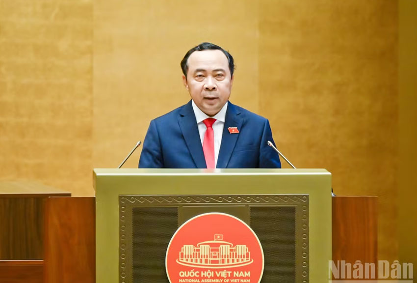 Bộ trưởng Khoa học và Công nghệ Vũ Hải Quân trình bày Tờ trình tóm tắt về dự án Luật. (Ảnh: DUY LINH)