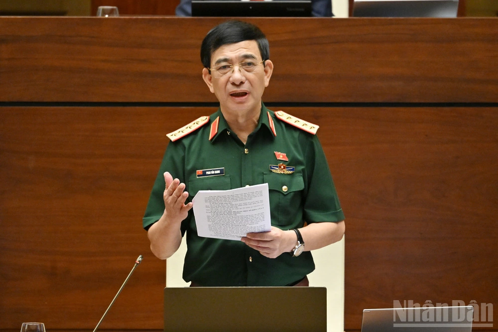 Bộ trưởng Quốc phòng Phan Văn Giang phát biểu giải trình tại phiên thảo luận.