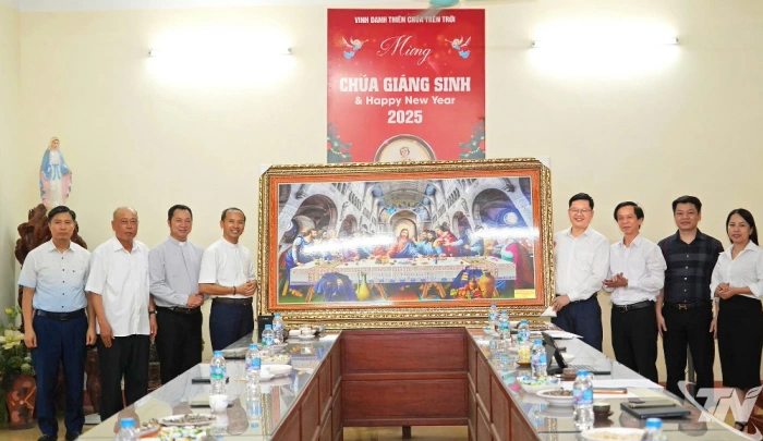 Đồng chí Đinh Quang Tuyên thăm, làm việc với Giáo xứ Nhã Lộng