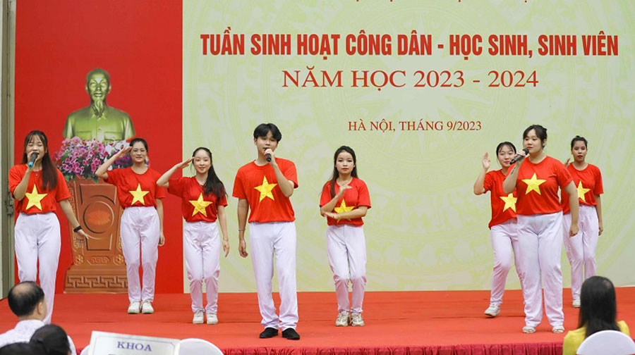 Tuần sinh hoạt công dân-học sinh, sinh viên ở Trường Đại học Sư phạm Hà Nội.