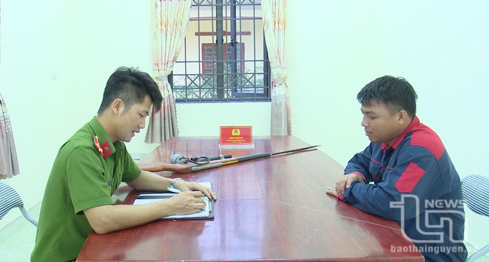 Công dân xã Quang Sơn tự giác giao nộp vũ khí nguy hiểm cho Công an xã.