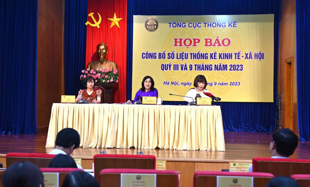 Bà Nguyễn Thu Oanh (ngoài cùng bên phải ảnh) - Vụ trưởng Vụ Thống kê Giá, Tổng cục Thống kê, tại cuộc họp báo.