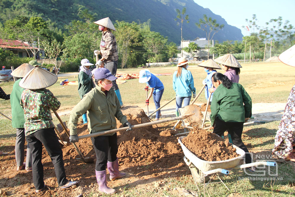 Người dân xã Lam Vỹ góp công làm đường bê tông.