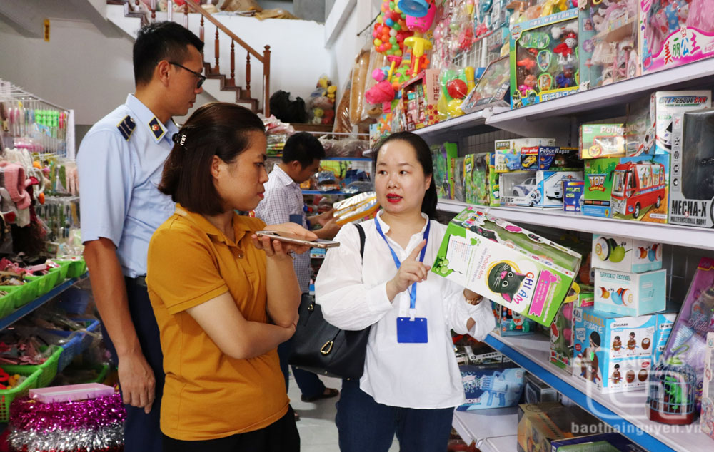 Đoàn kiểm tra một hộ kinh doanh tại thị trấn Hương Sơn.