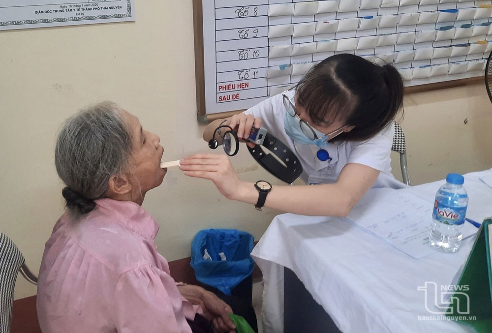 Bác sĩ Trung tâm Y tế TP. Thái Nguyên khám bệnh cho người dân.