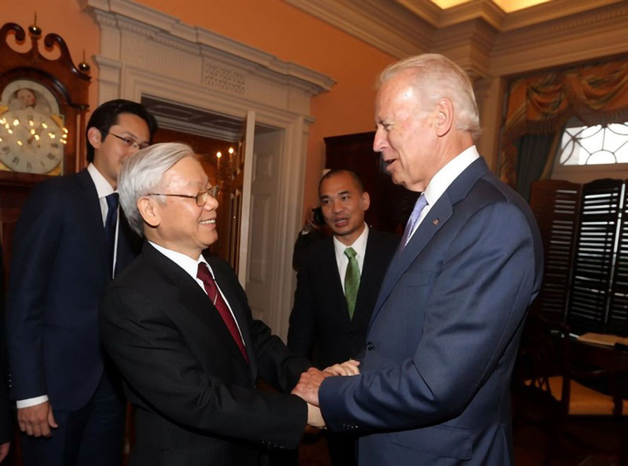 Tổng Bí thư Nguyễn Phú Trọng bắt tay Phó Tổng thống Hoa Kỳ Joe Biden trong chuyến thăm chính thức Hoa Kỳ năm 2015. (Ảnh: TTXVN)