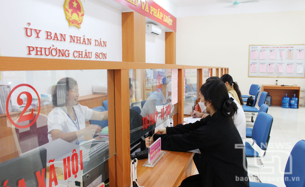 Các địa phương trong tỉnh đều chọn lựa cán bộ có năng lực, thái độ tích cực để phục vụ nhân dân đến giải quyết thủ tục hành chính (ảnh minh họa).
