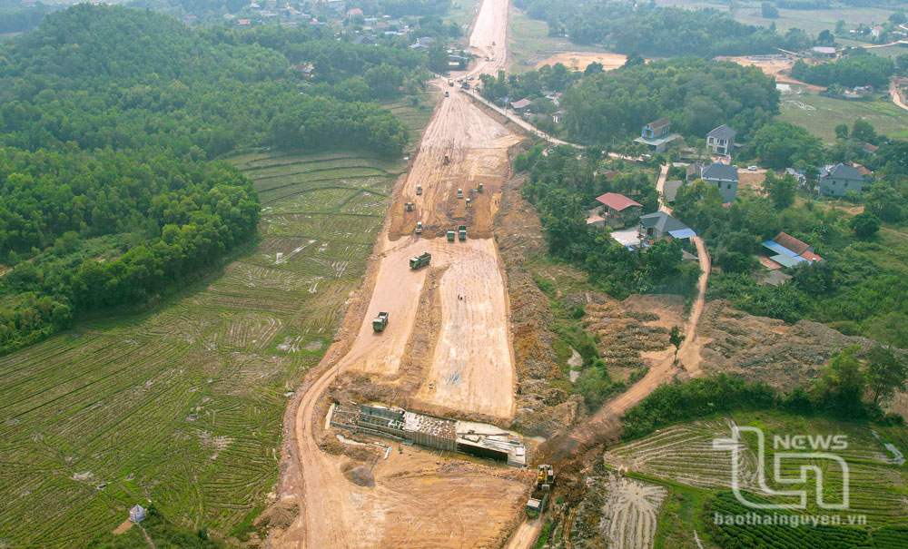 Sau hơn 1 năm khởi công xây dựng (từ tháng 5-2022), Dự án Tuyến đường liên kết, kết nối các tỉnh Thái Nguyên, Bắc Giang và Vĩnh Phúc với tổng mức đầu tư trên 4.200 tỷ đồng, chiều dài 42,55km, đã hoàn thành trên 20% tổng khối lượng thi công.