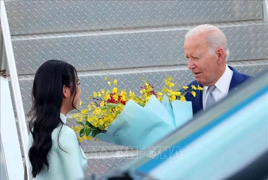 Thiếu nữ Thủ đô tặng hoa, chào mừng Tổng thống Hoa Kỳ Joe Biden đến  Hà Nội, bắt đầu chuyến thăm cấp Nhà nước tới Việt Nam. Ảnh: An Đăng/TTXVN