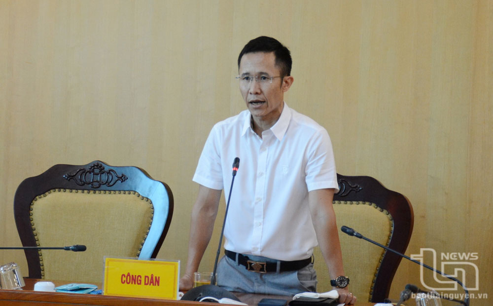 Công dân Bùi Văn Việt trình bày kiến nghị.