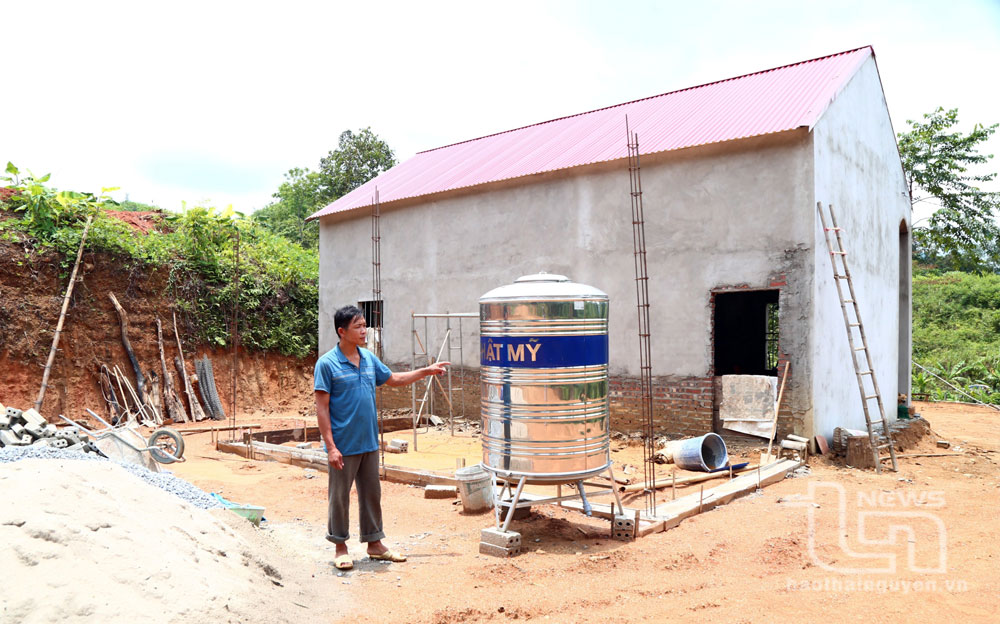 Là hộ nghèo nhiều năm, gia đình anh Lưu Văn Bắc, xóm Nà Chát, xã Linh Thông, được hỗ trợ tiền, xi măng để làm nhà và mua téc chứa nước.