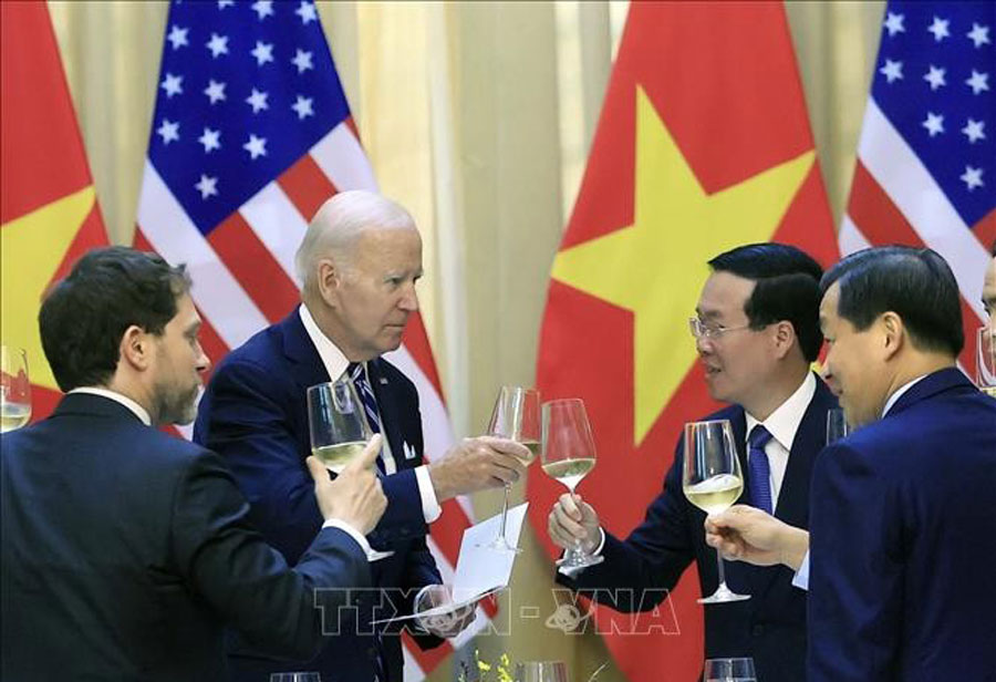 Chủ tịch nước Võ Văn Thưởng và Tổng thống Hoa Kỳ Joe Biden nâng ly chúc mừng. (Ảnh: TTXVN)