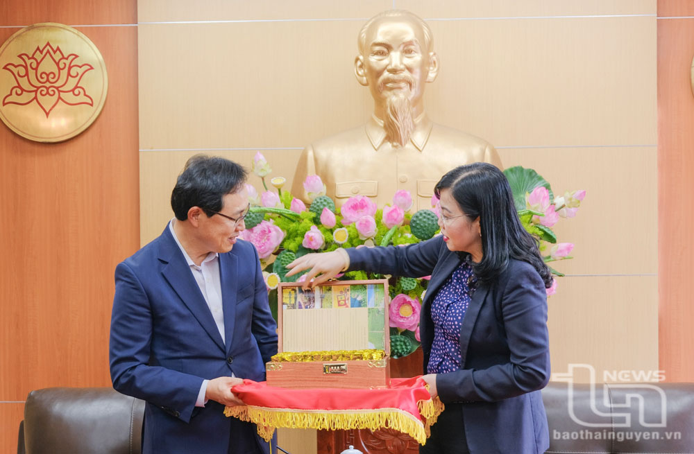 Đồng chí Bí thư Tỉnh ủy Nguyễn Thanh Hải tặng sản phẩm chè đặc sản Thái Nguyên cho ông Choi Joo Ho, Tổng Giám đốc Samsung Việt Nam.
