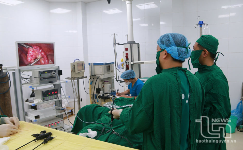 Bác sĩ Bệnh viện đa khoa Định Hóa mổ nội soi bằng thiết bị được Tập đoàn SunGroup tài trợ.