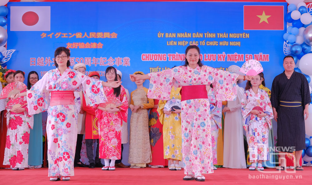 在活动的充满乐趣和活力的气氛中还举行越南奥戴和日本传统服装的表演、美食文化交流等活动。