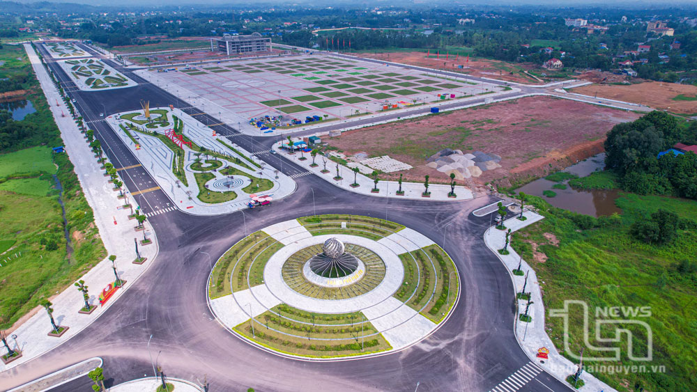 Spanning 42 hectares, Van Xuan Square in Pho Yen City boasts a modern design. This project, which was finalized and put into use by the end of 2022, has brought a distinctive transformation to the urban landscape of Pho Yen.