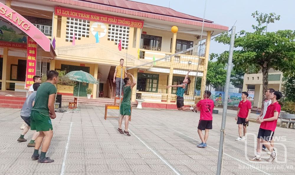 Giao lưu bóng chuyền tại Trường THCS Nam Hòa (Đồng Hỷ).