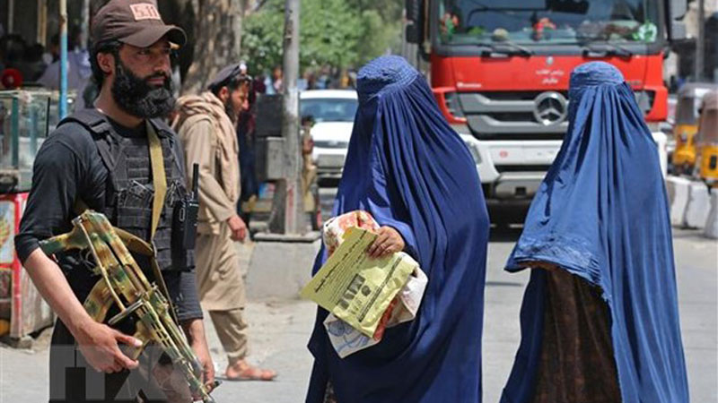 Nhân viên an ninh Taliban gác trên một đường phố ở Jalalabad, Afghanistan. (Ảnh: AFP/TTXVN)