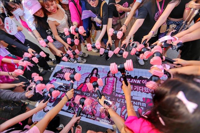Người hâm mộ Việt Nam thể hiện tình yêu với 4 cô gái của nhóm nhạc BLACKPINK trong tour lưu diễn Born Pink. Ảnh: Tuấn Đức/TTXVN