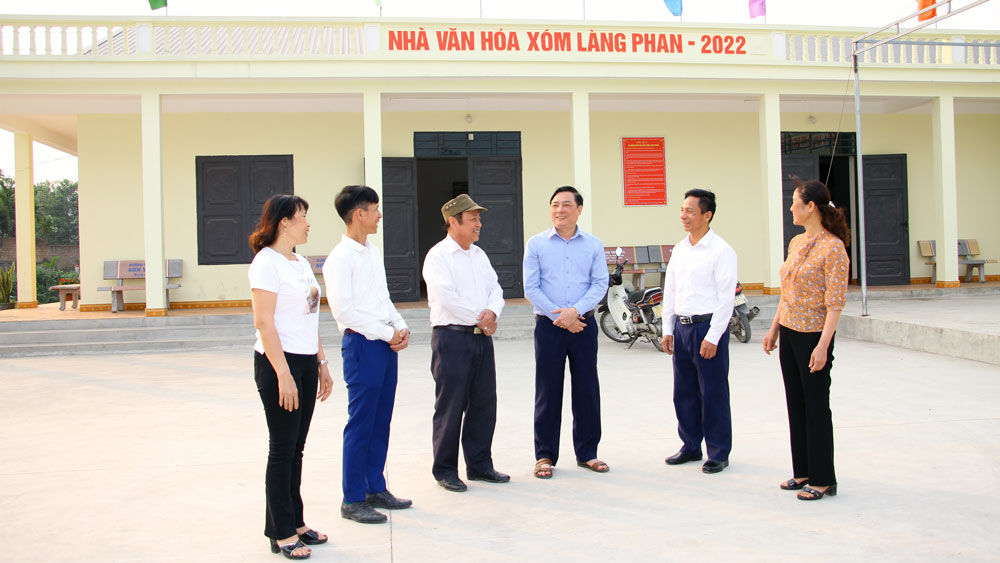 Anh Hoàng Quốc Trung (thứ hai từ trái sang), Phó Bí thư Chi bộ, Trưởng xóm Làng Phan, xã Cổ Lũng (Phú Lương) đã có nhiều đóng góp tích cực trong việc vận động nhân dân xây dựng nông thôn mới.