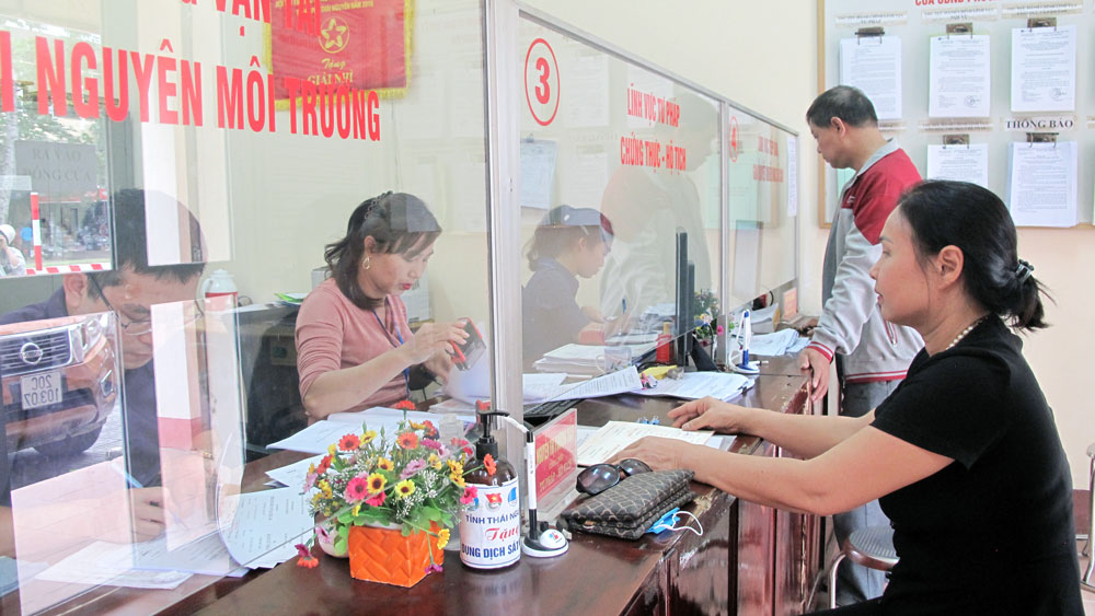 Người dân đến giải quyết các thủ tục hành chính tại Bộ phận một cửa phường Trưng Vương (TP. Thái Nguyên).