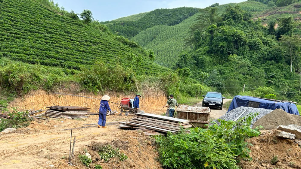 Đơn vị thi công triển khai xây dựng cống qua đường ở xóm Na Sàng, xã Phú Đô.