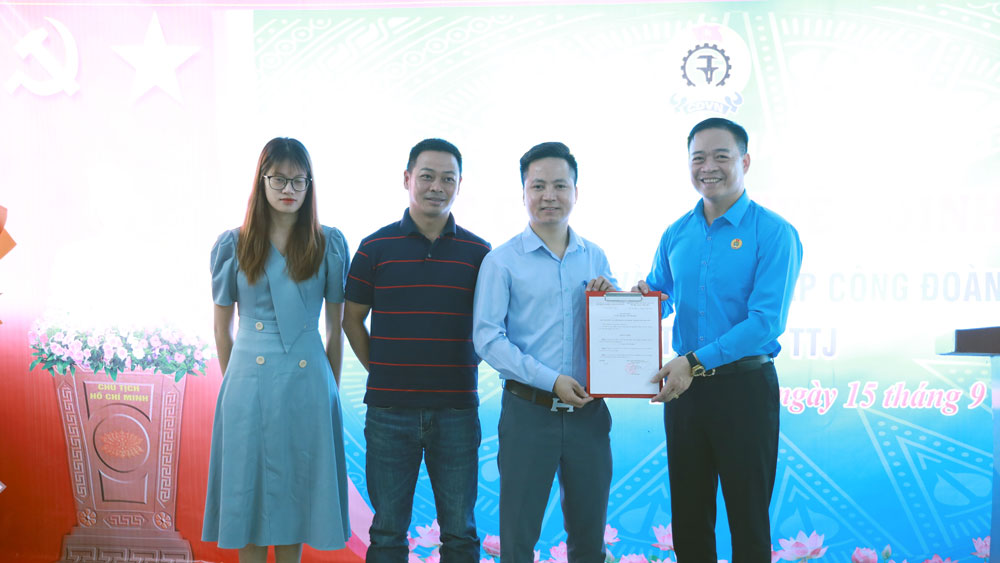 Đại diện LĐLĐ TP. Phổ Yên trao quyết định thành lập cho Ban chấp hành Công đoàn cơ sở Công ty TNHH TTJ.