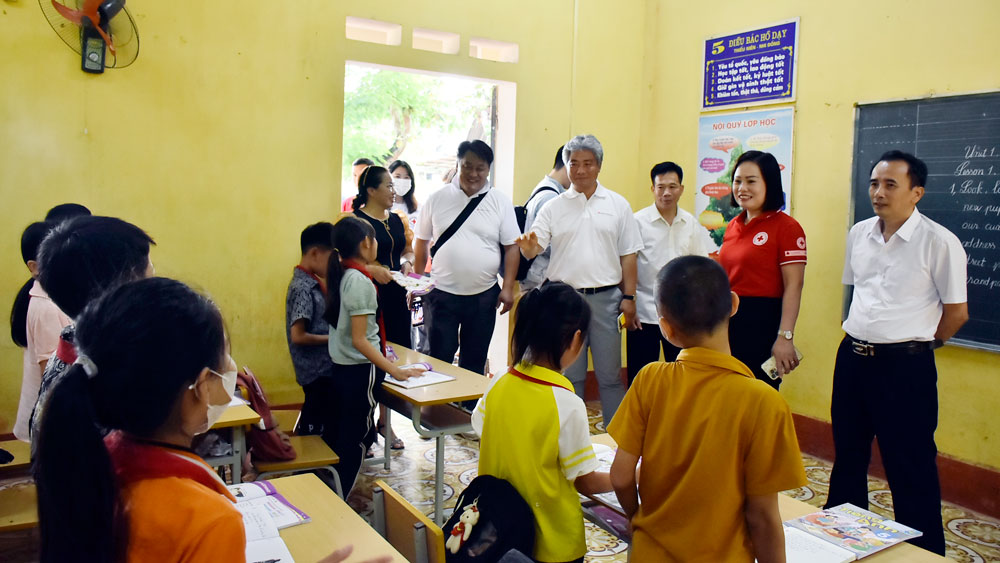 韩国忠清南道省的红十字会代表团在版达小学校进行考察