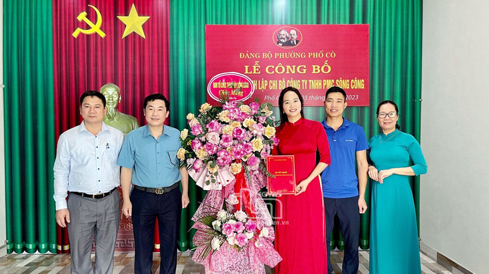 Đảng bộ phường Phố Cò, TP Sông Công trao quyết định thành lập Chi bộ Công ty TNHH PMC Sông Công.