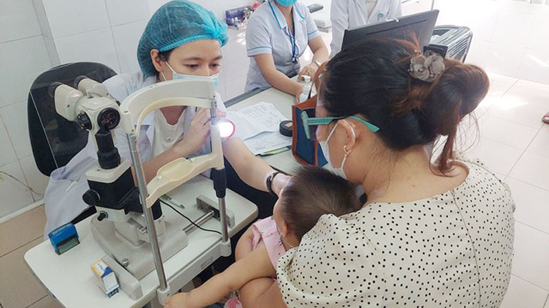 Bệnh viện Mắt Đà Nẵng ghi nhận lượng bệnh nhân đến khám do đau mắt đỏ tăng đột biến những ngày gần đây. (Ảnh: Hoàng Sơn)