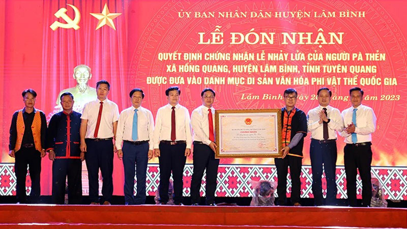 Đại diện Bộ Văn hóa, Thể thao và Du lịch cùng lãnh đạo tỉnh Tuyên Quang trao chứng nhận cho lãnh đạo huyện Lâm Bình.