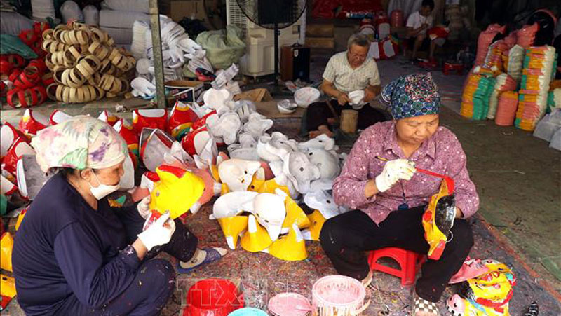 Những người thợ ở thôn ông Hảo, xã Liêu Xá, huyện Yên Mỹ, tỉnh Hưng Yên giữ gìn nghề sản xuất mặt nạ giấy bồi. Ảnh: Mai Ngoan/TTXVN